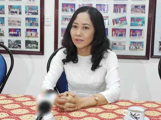 Giáo viên chủ nhiệm lớp 6/2 trường THCS Nguyễn Thái Bình thông tin về vụ việc 42/43 em học sinh giỏi (Ảnh: Người Lao Động)