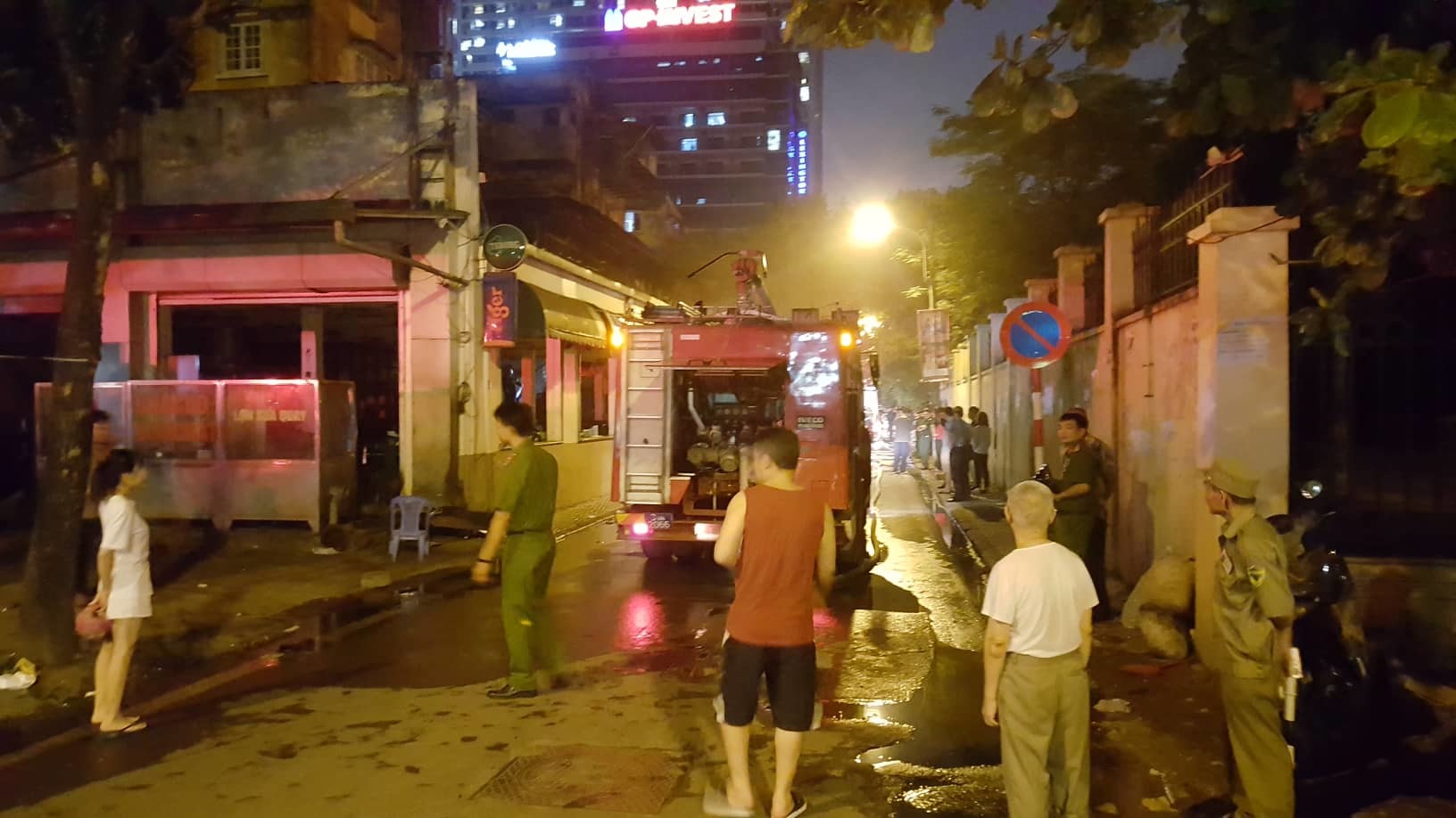 Hà Nội: Cháy quán bia hơi Hải Xồm, khách bỏ chạy tán loạn