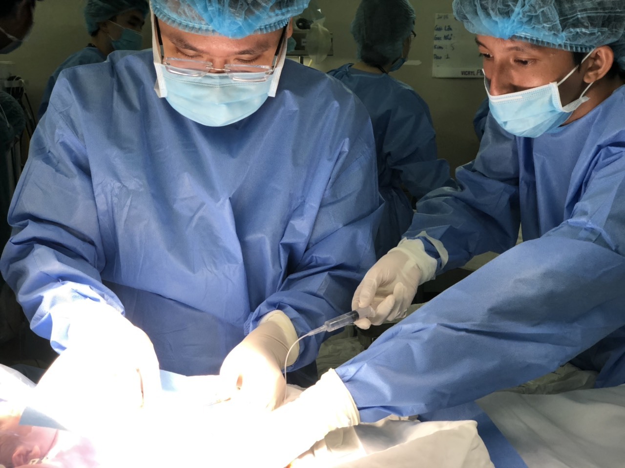 20 bác sĩ mướt mồ hôi đặt máy tạo nhịp tim cho 2 bé song sinh