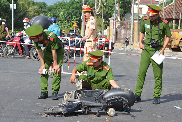 Xe tải tông trực diện nữ sinh lớp 12 trên đường đi ôn thi