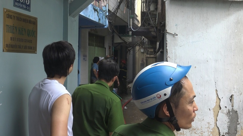 Cháy nhà trong hẻm sâu hút giữa Sài Gòn, hàng xóm nháo nhào tháo chạy