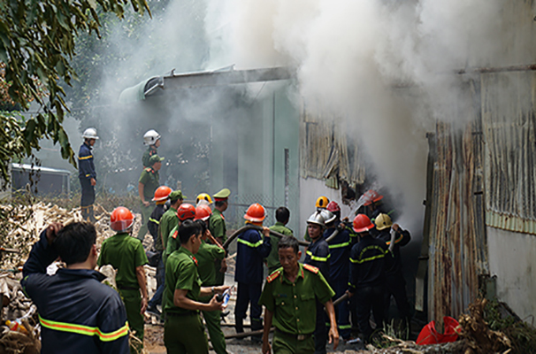 Cháy ngùn ngụt xưởng làm hương ở Đà Nẵng