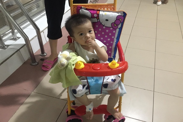 Bé gái Hoàng Thị Hà Vy đang dần phục hồi sau bỏng nặng