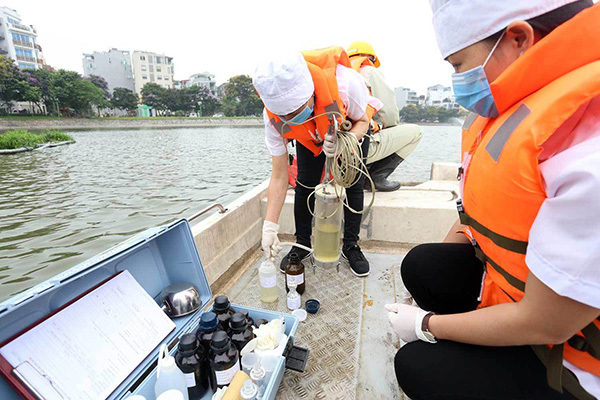 Chủ tịch Hà Nội yêu cầu thanh tra việc sử dụng hóa chất làm sạch hồ