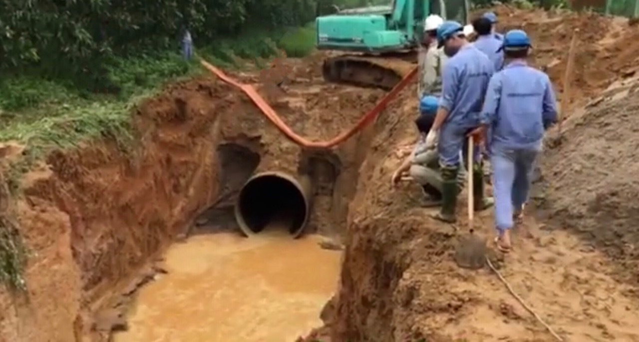 Đường ống nước sạch sông Đà rò rỉ nghìn dân ảnh hưởng