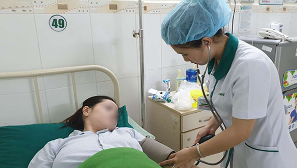 Thai phụ bị băng huyết ngất trước ga tàu may mắn gặp được người tốt