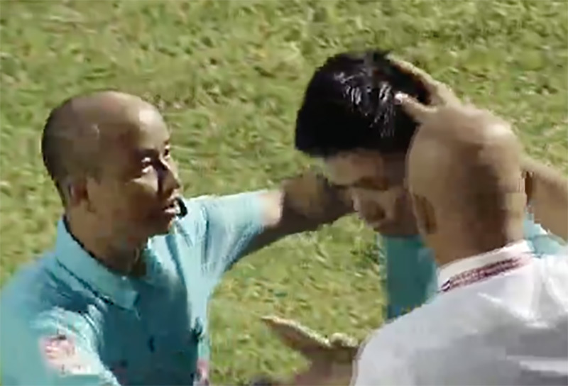 Trọng tài V-League bị ném vật thể lạ vào đầu vì từ chối bàn thắng