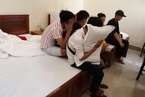 2 cô gái miền Tây 'phê' ma túy trong nhà nghỉ cùng 4 gã mới quen