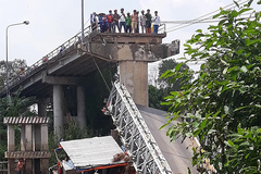 Sập cầu ở Đồng Tháp, xe tải rơi xuống sông