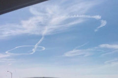 Phi công F-35 Mỹ 'vẽ bậy' trên bầu trời