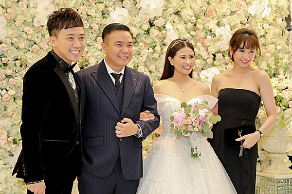 Trấn Thành làm MC, hát trong đám cưới bạc tỷ của đạo diễn 'Cua lại vợ bầu'