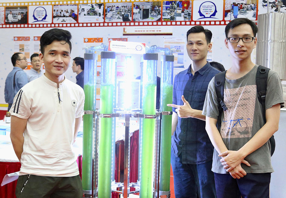 Nam sinh Bách khoa lọc không khí trong nhà bằng cây tảo