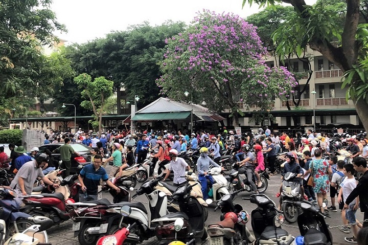 “1 chọi 30” vào lớp 6 chuyên Ngữ, phụ huynh chen kín sân trường