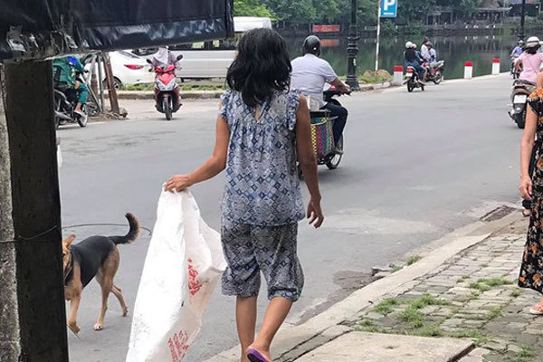 Đều đặn 8 giờ sáng ra đường lượm rác, câu chuyện của một 