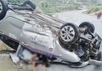Taxi lật ngửa ở Phú Thọ, tài xế chết trong cabin bẹp rúm