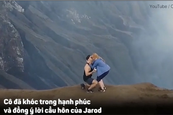 Chàng trai cầu hôn bạn gái ngay kế bên miệng núi lửa