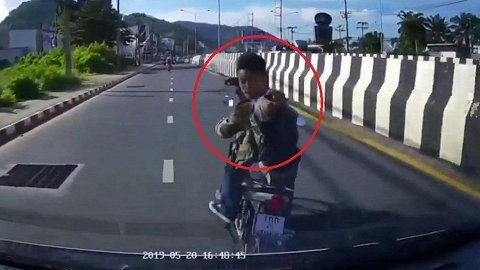 Bị bấm còi, người đi xe máy dùng mũ bảo hiểm phang vỡ kính ô tô