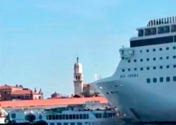 Tàu du lịch khổng lồ mất lái, tông vào bến tàu Venice
