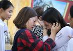 Mẹ con ôm nhau khóc sau giờ thi toán lớp 10 ở Hà Nội