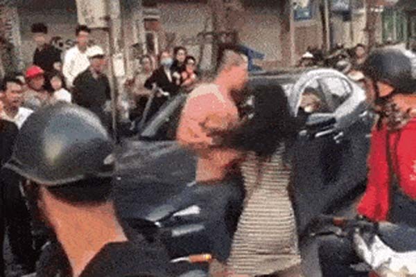 Bắt quả tang chồng dẫn bồ đi nhà nghỉ, vợ mang bầu xông vào giằng co ngay giữa phố