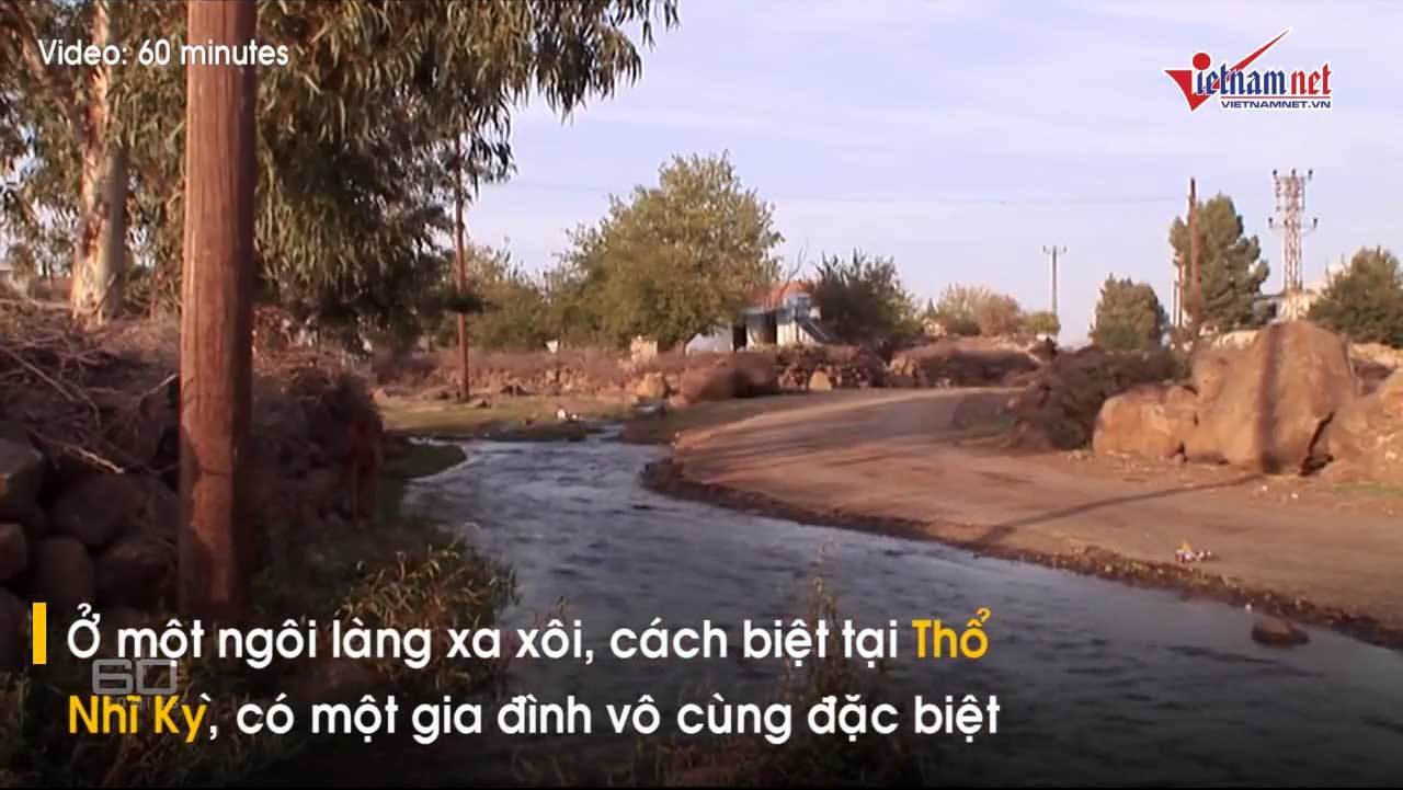 Gia đình kỳ lạ di chuyển bằng tứ chi như vượn