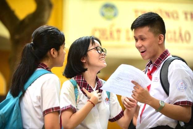 Thí sinh thở phào với đề Toán thi lớp 10 của TP.HCM