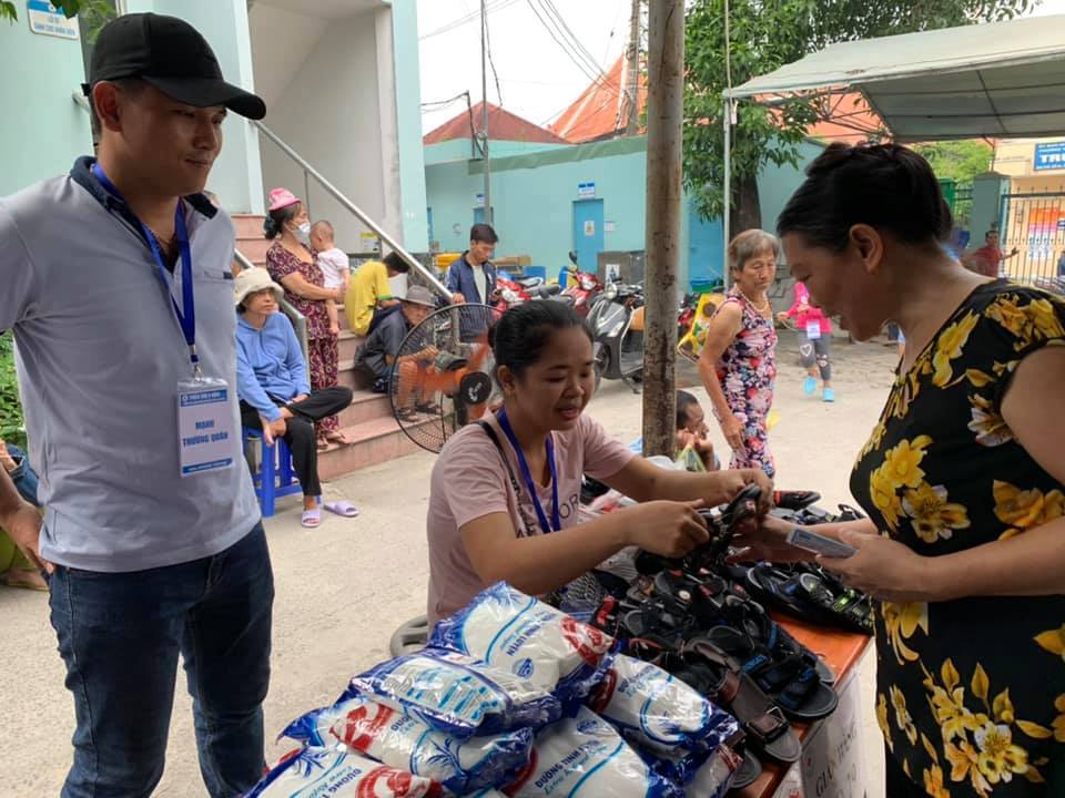 Chợ 0 đồng: Hãy đến với chợ 0 đồng để khám phá văn hóa và xã hội Việt Nam qua các sản phẩm và dịch vụ miễn phí. Những gì bạn tìm thấy ở đây không phải là các sản phẩm đắt tiền mà là tình yêu và sự giúp đỡ đồng bào khó khăn. Hãy cùng chia sẻ và đóng góp trong chợ 0 đồng để tạo nên một cộng đồng yêu thương và hạnh phúc hơn.