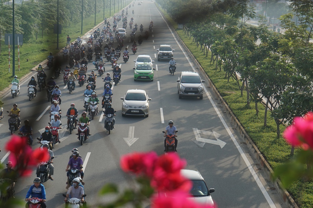 Thả xe máy vào làn ô tô, đường nội đô đẹp nhất Sài Gòn 'vỡ tổ'