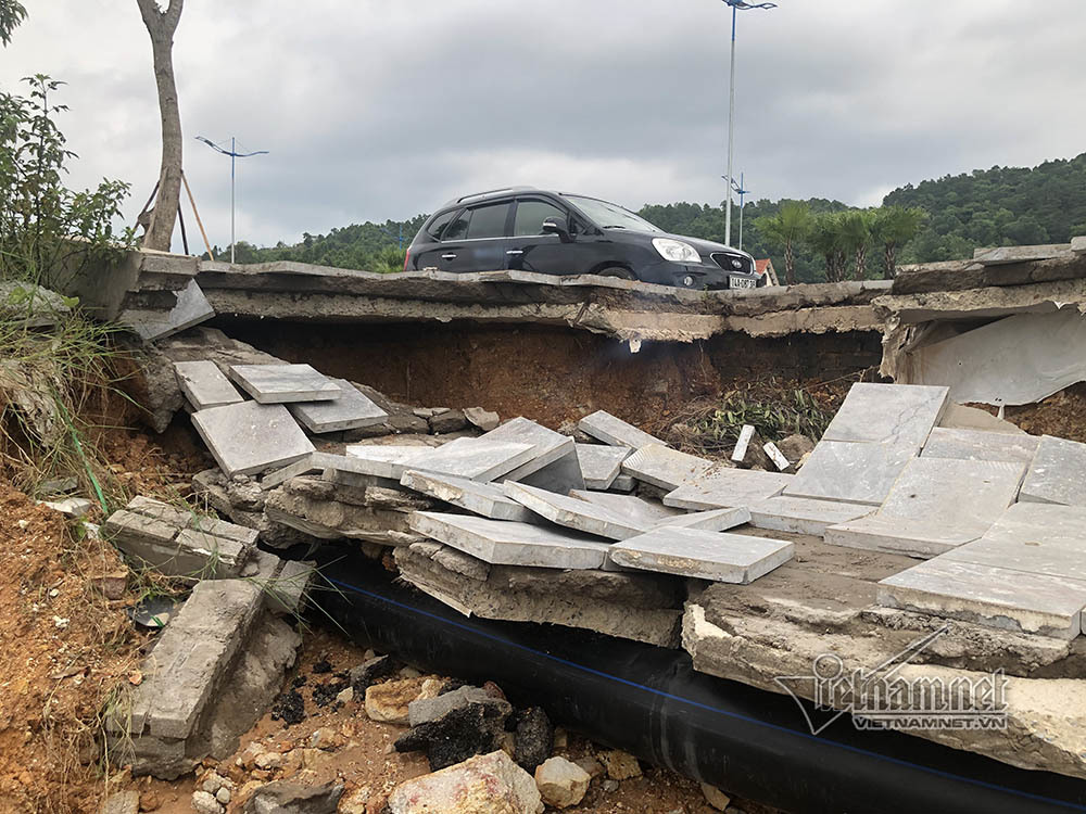 Vỉa hè ở Hạ Long sập sâu 2m sau trận mưa lớn