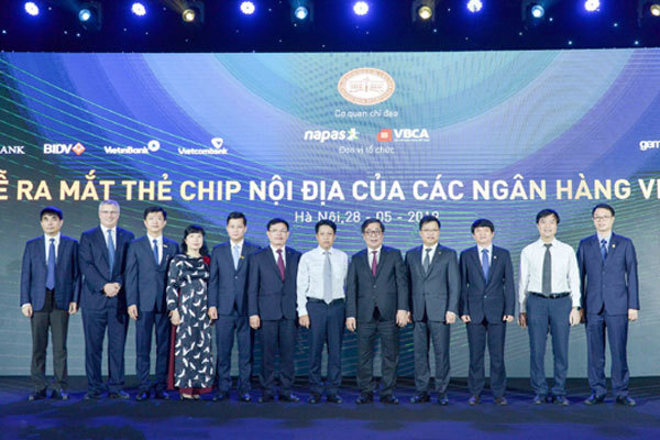 Vietcombank tiên phong phát hành thẻ chip nội địa