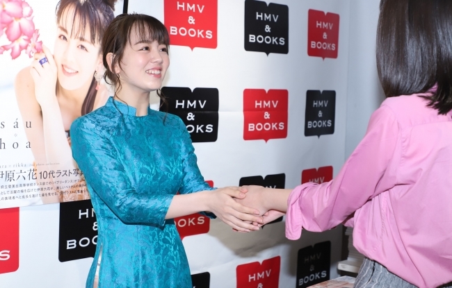 Diễn viên Nhật Bản mặc áo dài khi ra mắt sách ảnh