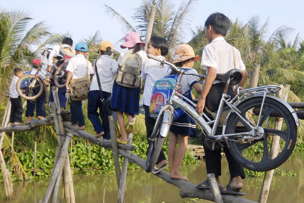 Grab đồng hành xây cầu đến lớp cho trẻ vùng khó