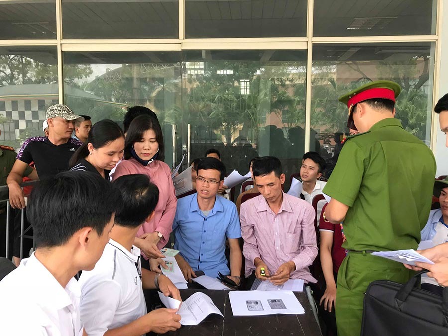 Rồng rắn đội nắng xếp hàng, săn vé U23 Việt Nam đấu Myanmar