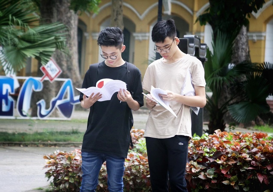 Đề Văn lớp 10 chuyên tại Hà Nội