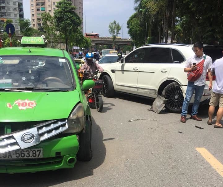 Siêu xe Bentley vượt ẩu bị xe taxi đâm gẫy trục bánh sau