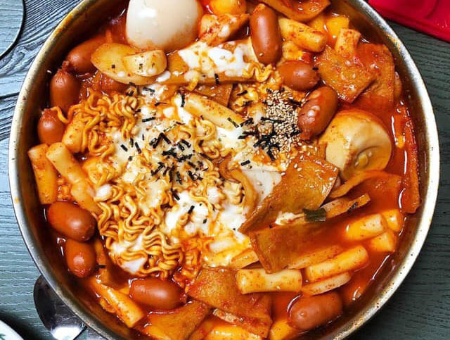 Nồi lẩu ngập tràn 'hải sản' giá 65 ngàn, cơn sốt chưa từng có