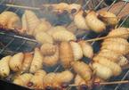 Khách Tây nếm thử đặc sản đuông dừa xiên nướng ở Việt Nam