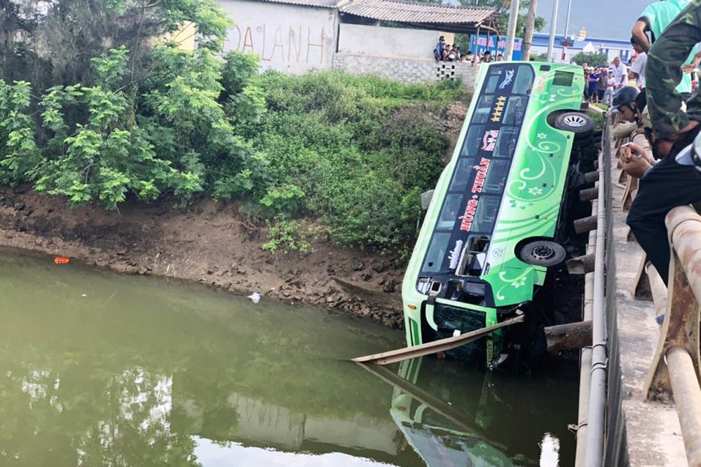 Xe khách lao xuống sông ở Thanh Hóa, ít nhất 2 người chết
