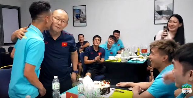 Hồng Duy thơm má thầy Park, bị