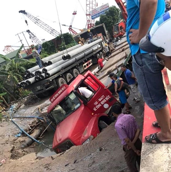 Road collapses after container truck breaks water pipeline