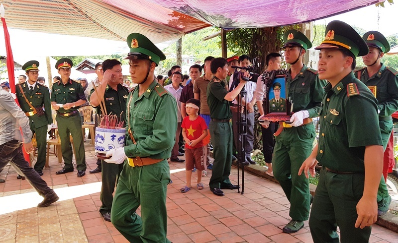 Vợ chiến sĩ Thanh Hóa hi sinh khi bắt ma túy được đặc cách làm giáo viên