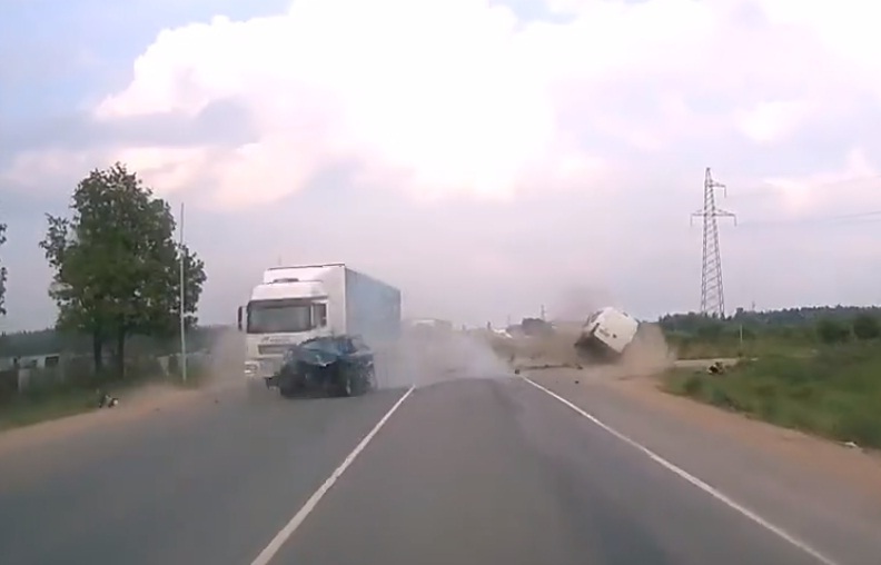 Cố vượt xe tải, Hyundai nát bét đầu khi đâm vào xe khác