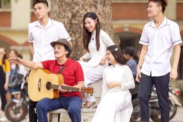 Tuổi thơ đòn roi và bị xích dưới gầm giường của Giang Còi