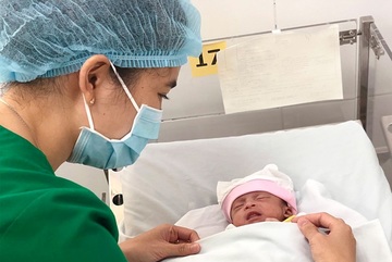 Bé sơ sinh nặng 1,8 kg bỏ rơi tại bệnh viện Sài Gòn