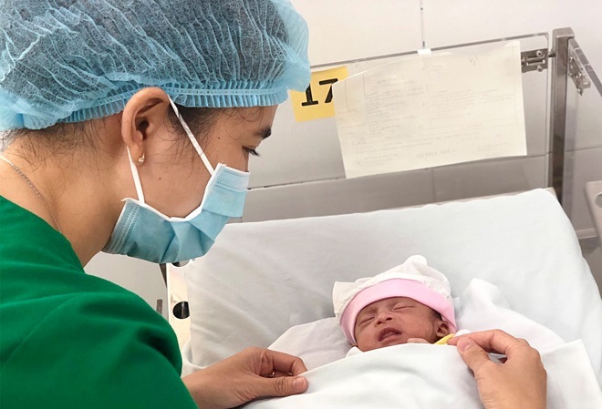 Bé sơ sinh nặng 1,8 kg bỏ rơi tại bệnh viện Sài Gòn