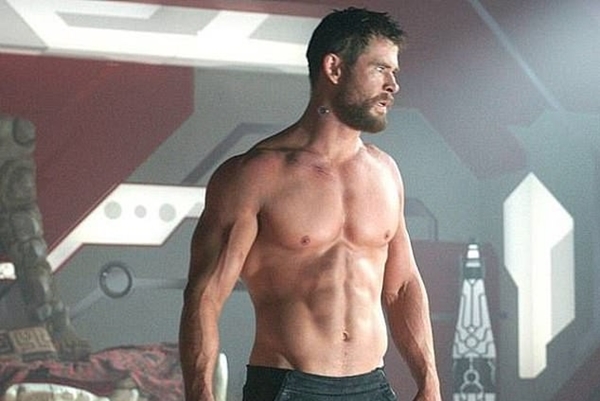 Vợ Chris Hemsworth phát ớn với những màn khoe thân của chồng trên phim