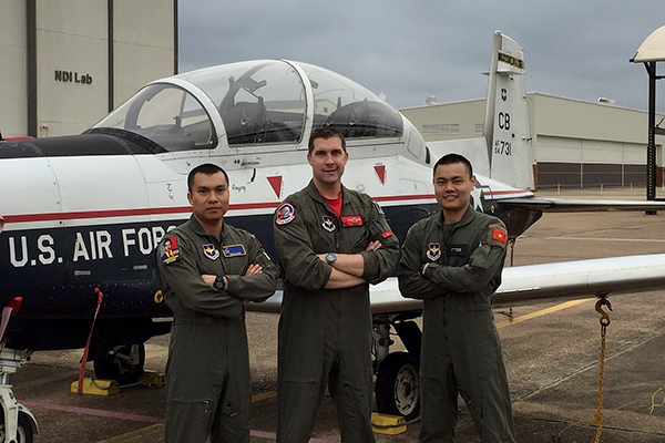 Phi công quân sự Việt Nam đầu tiên hoàn thành khóa huấn luyện tại Mỹ