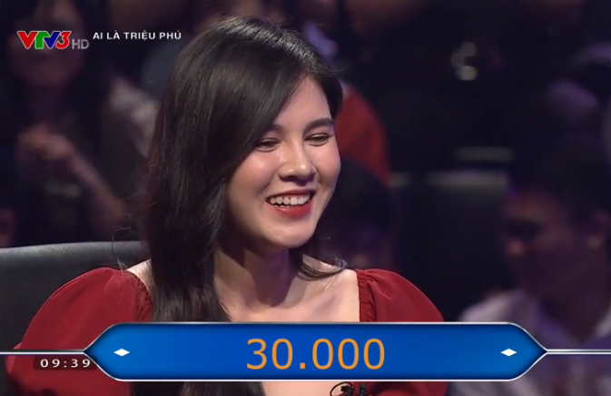 Thi 'Ai là triệu phú', MC thể thao Thu Hoài nhờ trợ giúp câu hỏi bóng đá