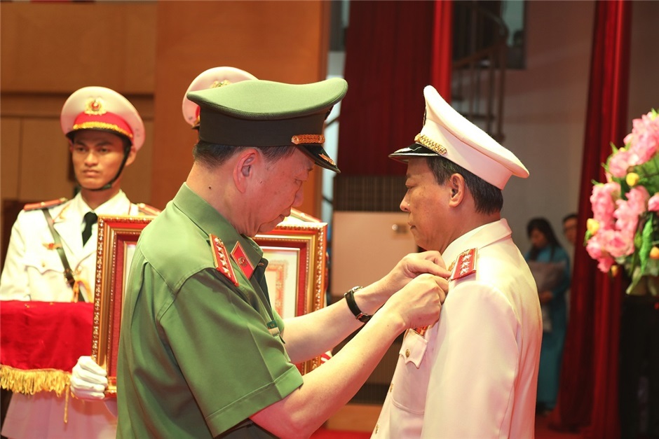 Thứ trưởng Công an Lê Quý Vương nhận huân chương Quân công hạng nhất