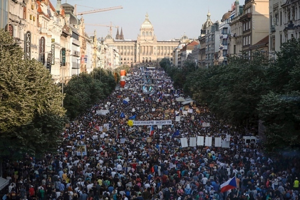 Hình ảnh cuộc biểu tình lớn nhất trong nhiều thập kỉ ở Praha